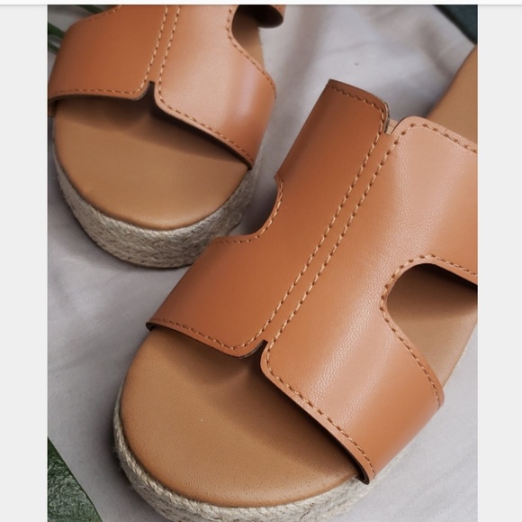 🚨ON SALE//The Trish// Camel cutout Sandal - Picture 3 of 5